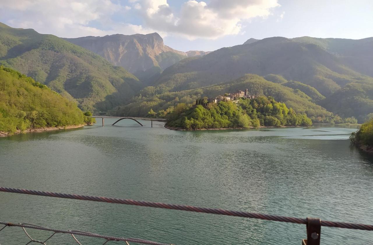 Casa Vacanze Al Colletto - Con Terrazza Panoramica In Centro Storico Vagli di Sotto Eksteriør billede